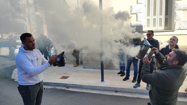 Με σήματα καπνού, καπνιστήρια και μηχανοκίνητη πορεία η διαμαρτυρία μελισσοκόμων στην Τρίπολη! (εικόνες - βίντεο)