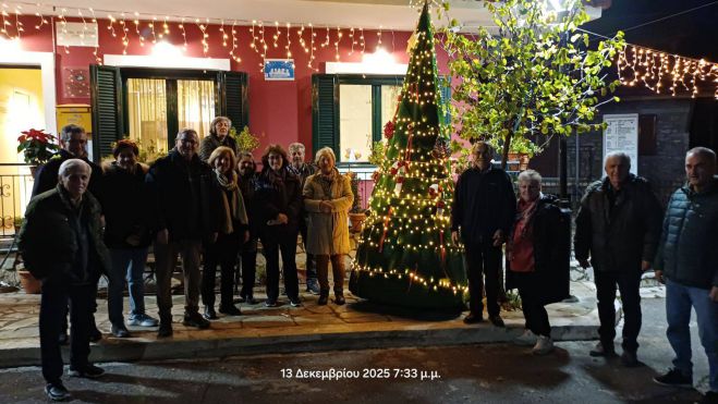 Φωταγωγήθηκε το Χριστουγεννιάτικο Δένδρο στο Πυρί Γορτυνίας (vd)