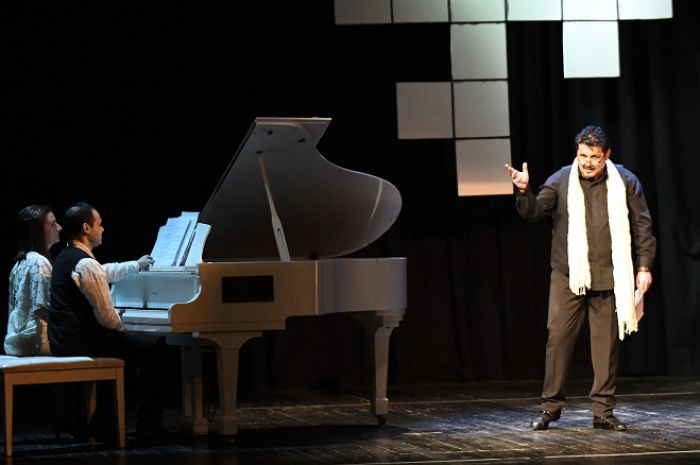 Έ&nu;&alpha;&sigmaf; &theta;&epsilon;&alpha;&tau;ή&sigmaf;, &delta;ύ&omicron; &sigma;&tau;&alpha;&upsilon;&rho;ό&lambda;&epsilon;&xi;&alpha;, &tau;έ&sigma;&sigma;&epsilon;&rho;&alpha; &chi;έ&rho;&iota;&alpha;