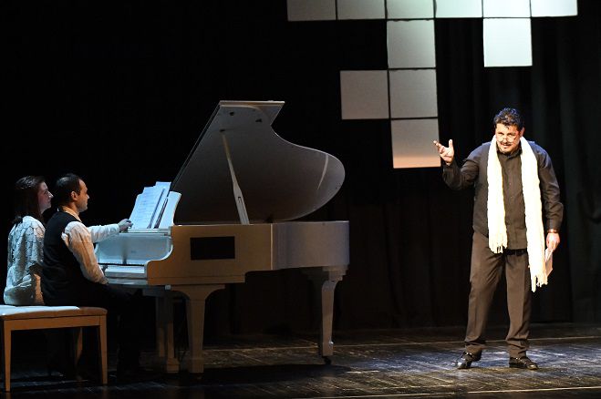 Έ&nu;&alpha;&sigmaf; &theta;&epsilon;&alpha;&tau;ή&sigmaf;, &delta;ύ&omicron; &sigma;&tau;&alpha;&upsilon;&rho;ό&lambda;&epsilon;&xi;&alpha;, &tau;έ&sigma;&sigma;&epsilon;&rho;&alpha; &chi;έ&rho;&iota;&alpha;