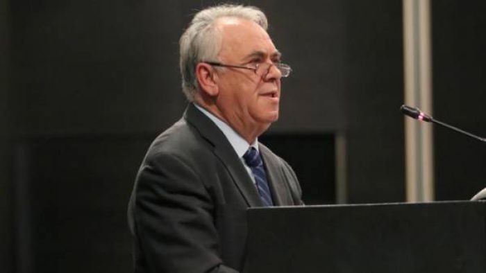 &Sigma;&tau;&eta;&nu; &Tau;&rho;ί&pi;&omicron;&lambda;&eta; έ&rho;&chi;&epsilon;&tau;&alpha;&iota; &omicron; &Alpha;&nu;&tau;&iota;&pi;&rho;ό&epsilon;&delta;&rho;&omicron;&sigmaf; &tau;&eta;&sigmaf; &Kappa;&upsilon;&beta;έ&rho;&nu;&eta;&sigma;&eta;&sigmaf;, &Gamma;&iota;ά&nu;&nu;&eta;&sigmaf; &Delta;&rho;&alpha;&gamma;&alpha;&sigma;ά&kappa;&eta;&sigmaf;