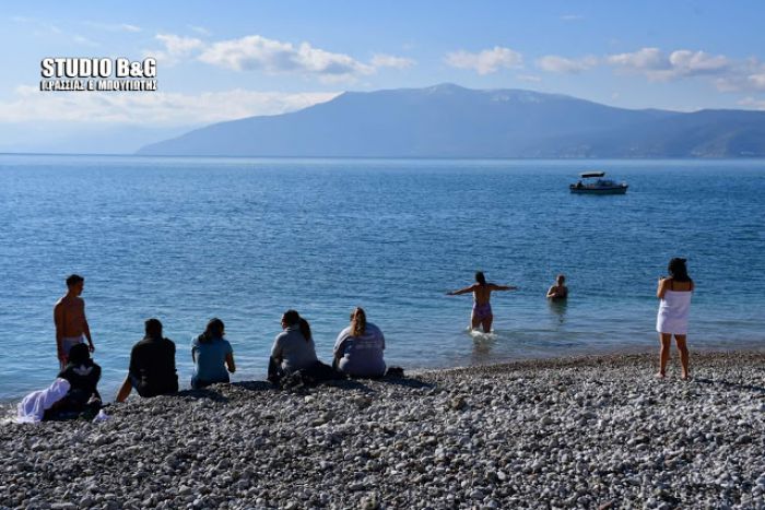 Χειμερινοί κολυμβητές βούτηξαν στα παγωμένα νερά του Ναυπλίου! (εικόνες)