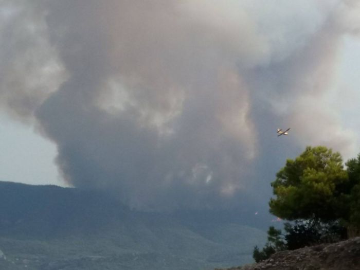 Μάχη με τις φλόγες δίνουν για δεύτερη μέρα οι πυροσβέστες στην Άνω Αλμυρή Κορινθίας (vd)