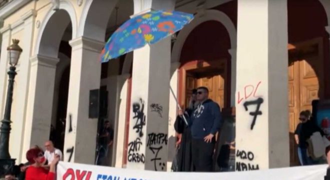 &Pi;ά&tau;&rho;&alpha; | &Alpha;&nu;&tau;&iota;&epsilon;&mu;&beta;&omicron;&lambda;&iota;&alpha;&sigma;&tau;ή&sigmaf; &iota;&epsilon;&rho;έ&alpha;&sigmaf;: "&Tau;&omicron; &epsilon;&mu;&beta;ό&lambda;&iota;&omicron; &pi;&rho;&omicron;έ&rho;&chi;&epsilon;&tau;&alpha;&iota; &alpha;&pi;ό &nu;&epsilon;&kappa;&rho;ά έ&mu;&beta;&rho;&upsilon;&alpha;" (vd)