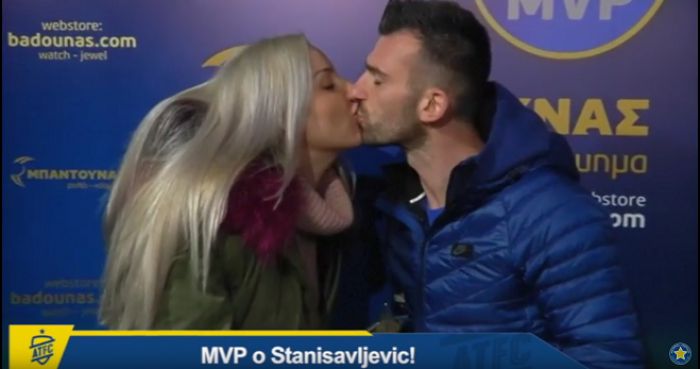 Το καυτό φιλί στον Stanisavljevic από τη γυναίκα του! (vd)