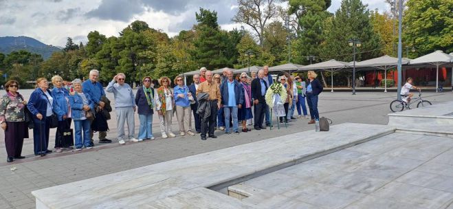 Απόφοιτοι του ιστορικού Προτύπου Α΄ Γυμνασίου – Λυκείου Αθηνών κατέθεσαν συγκινημένοι στεφάνι στον Ανδριάντα του Κολοκοτρώνη (εικόνες)