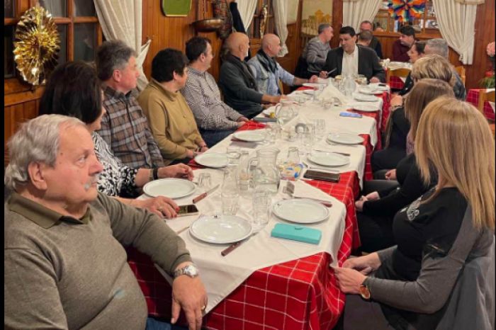 &Omicron; &Sigma;ύ&lambda;&lambda;&omicron;&gamma;&omicron;&sigmaf; &Phi;&iota;&lambda;&iota;&kappa;ώ&nu; &laquo;&Eta; &Pi;&alpha;&nu;&pi;&rho;&omicron;&sigma;&phi;&upsilon;&gamma;&iota;&kappa;ή Έ&nu;&omega;&sigma;&eta; &Alpha;&rho;&kappa;&alpha;&delta;ί&alpha;&sigmaf;&raquo; έ&kappa;&omicron;&psi;&epsilon; &tau;&eta;&nu; &pi;ί&tau;&alpha; &tau;&eta;&sigmaf; (&epsilon;&iota;&kappa;ό&nu;&epsilon;&sigmaf;)