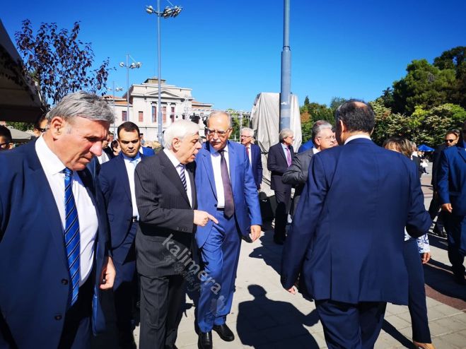 &Omicron; &Pi;&rho;ό&epsilon;&delta;&rho;&omicron;&sigmaf; &tau;&eta;&sigmaf; &Epsilon;&lambda;&lambda;&eta;&nu;&iota;&kappa;ή&sigmaf; &Delta;&eta;&mu;&omicron;&kappa;&rho;&alpha;&tau;ί&alpha;&sigmaf; &sigma;&tau;&eta;&nu; &Tau;&rho;ί&pi;&omicron;&lambda;&eta;! (vd)