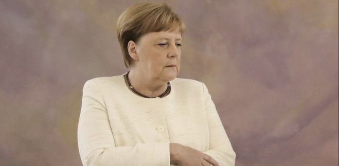 &Eta; &Mu;έ&rho;&kappa;&epsilon;&lambda; &tau;&rho;έ&mu;&epsilon;&iota; &xi;&alpha;&nu;ά - &Eta; &kappa;ά&mu;&epsilon;&rho;&alpha; &tau;&eta;&nu; έ&pi;&iota;&alpha;&sigma;&epsilon; &gamma;&iota;&alpha; &tau;&rho;ί&tau;&eta; &phi;&omicron;&rho;ά (vd)