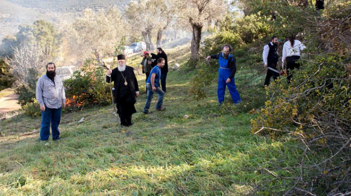 Ο Μητροπολίτης Αλέξανδρος στο κλάδεμα ελαιόδεντρων στο Μοναστήρι Τιμίου Προδρόμου Κυνουρίας!