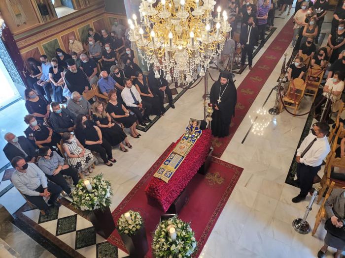 &Eta; &epsilon;&nu;&omicron;&rho;ί&alpha; &Pi;&rho;&omicron;&phi;ή&tau;&eta; &Eta;&lambda;ί&alpha; &alpha;&pi;&omicron;&chi;&alpha;&iota;&rho;έ&tau;&eta;&sigma;&epsilon; &tau;&omicron;&nu; &mu;&alpha;&kappa;&alpha;&rho;&iota;&sigma;&tau;ό &epsilon;&phi;&eta;&mu;έ&rho;&iota;&omicron; &tau;&eta;&sigmaf;, &pi;. &Alpha;&lambda;έ&xi;&alpha;&nu;&delta;&rho;&omicron; &Pi;&alpha;&pi;&alpha;&delta;ό&pi;&omicron;&upsilon;&lambda;&omicron; (&epsilon;&iota;&kappa;ό&nu;&epsilon;&sigmaf;)