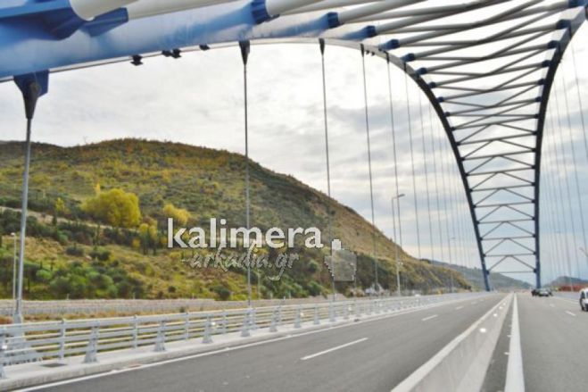 Μεγάλος βράχος έπεσε στην παράκαμψη της γέφυρας στην Τσακώνα