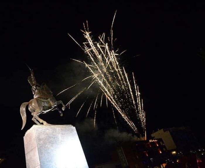 &Kappa;ώ&sigma;&tau;&alpha;&sigmaf; &Tau;&zeta;&iota;&omicron;ύ&mu;&eta;&sigmaf;: "K&omicron;&iota;&nu;ό &mu;&alpha;&sigmaf; ό&rho;&alpha;&mu;&alpha;, &mu;&iota;&alpha; &Tau;&rho;ί&pi;&omicron;&lambda;&eta; &tau;&omicron;&upsilon;&rho;&iota;&sigma;&tau;&iota;&kappa;ή, &mu;&iota;&alpha; &Tau;&rho;ί&pi;&omicron;&lambda;&eta; &sigma;ύ&gamma;&chi;&rho;&omicron;&nu;&eta; &kappa;&iota; &omicron;&rho;&gamma;&alpha;&nu;&omega;&mu;έ&nu;&eta;"