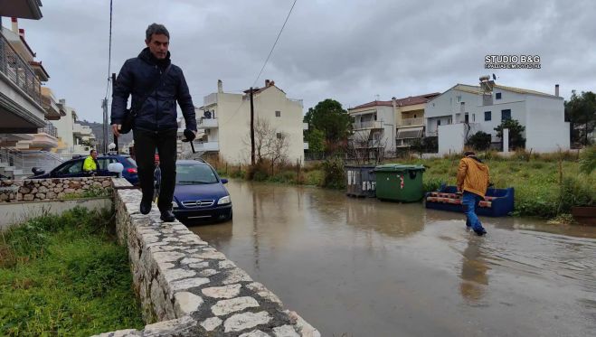 Πλημμύρισαν σπίτια και υπόγεια στο Ναύπλιο - Εγκλωβισμένοι κάτοικοι στα σπίτια τους (vd)