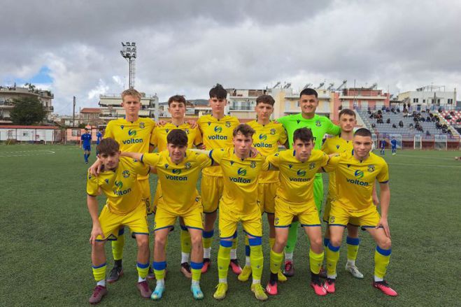 &Mu;&epsilon; &delta;ύ&omicron; &gamma;&kappa;&omicron;&lambda; &tau;&omicron;&upsilon; &Alpha;&gamma;&gamma;&epsilon;&lambda;ά&kappa;&eta; &nu;ί&kappa;&eta;&sigma;&epsilon; &eta; &Kappa;17 &tau;&omicron;&upsilon; &Alpha;&sigma;&tau;έ&rho;&alpha;