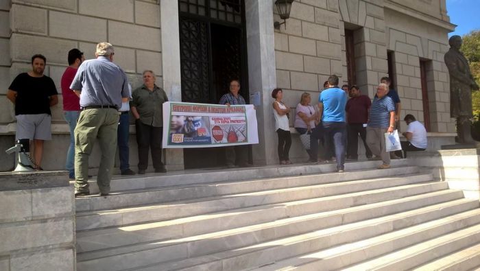 Τρίπολη - πλειστηριασμοί | Διαμαρτυρία με πανό και συνθήματα στο Δικαστήριο! (vd)