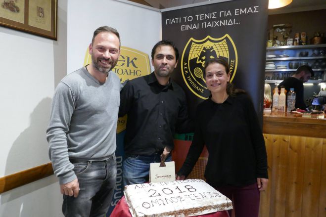 &Omicron; ό&mu;&iota;&lambda;&omicron;&sigmaf; &tau;έ&nu;&iota;&sigmaf; &tau;&eta;&sigmaf; &Alpha;&Epsilon;&Kappa; έ&kappa;&omicron;&psi;&epsilon; &tau;&eta;&nu; &pi;ί&tau;&alpha; &tau;&omicron;&upsilon;! (&epsilon;&iota;&kappa;ό&nu;&epsilon;&sigmaf;)