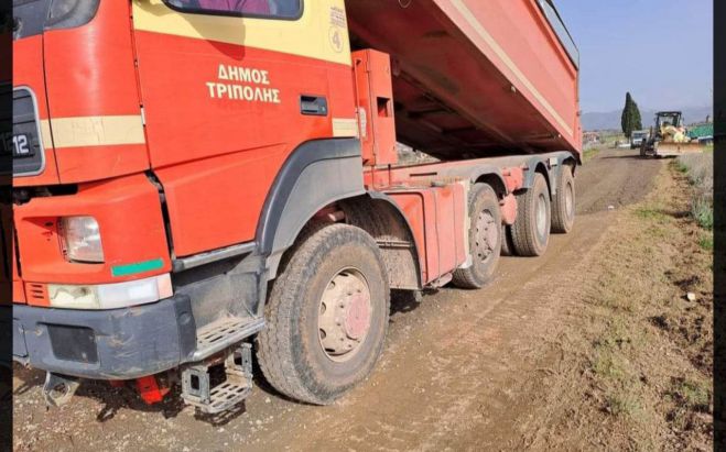 &Kappa;ώ&sigma;&tau;&alpha;&sigmaf; &Tau;&zeta;&iota;&omicron;ύ&mu;&eta;&sigmaf;: &laquo;&Kappa;ά&nu;&omicron;&upsilon;&mu;&epsilon; &delta;&omicron;&upsilon;&lambda;&epsilon;&iota;ά &pi;&alpha;&nu;&tau;&omicron;ύ, &mu;&iota;&lambda;ά&mu;&epsilon; &mu;&epsilon; &pi;&rho;ά&xi;&epsilon;&iota;&sigmaf;&raquo; (&epsilon;&iota;&kappa;ό&nu;&epsilon;&sigmaf;)