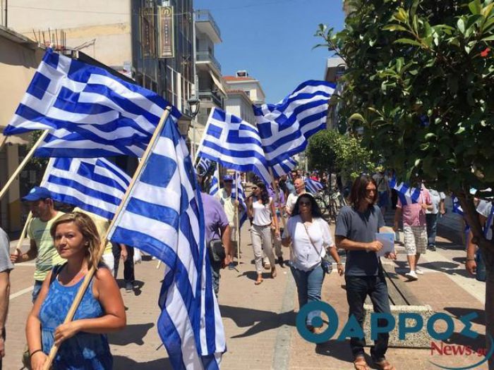 Πορεία οπαδών του Σώρρα στο κέντρο της Καλαμάτας (vd)