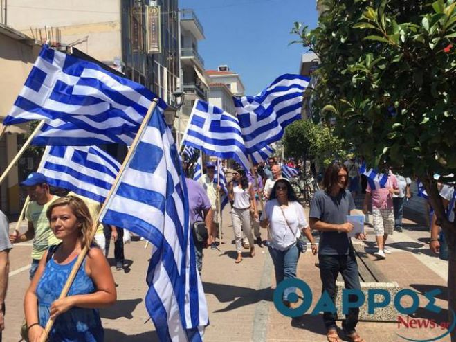 Πορεία οπαδών του Σώρρα στο κέντρο της Καλαμάτας (vd)