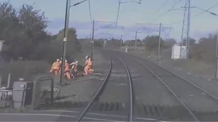 Στιγμές τρόμου για εργάτες σιδηροδρόμου που γλίτωσαν στο παρά πέντε από τρένο (vd)