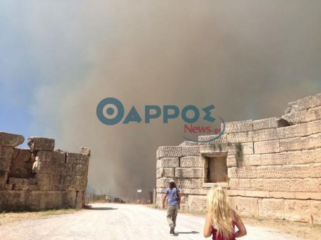 &Kappa;&iota;&nu;&delta;ύ&nu;&epsilon;&psi;&alpha;&nu; &omicron;&iota;&kappa;&iota;&sigma;&mu;&omicron;ί &kappa;&alpha;&iota; &eta; &Alpha;&rho;&chi;&alpha;ί&alpha; &Mu;&epsilon;&sigma;&sigma;ή&nu;&eta;, &sigma;&epsilon; &epsilon;&xi;έ&lambda;&iota;&xi;&eta; &eta; &mu;&epsilon;&gamma;ά&lambda;&eta; &phi;&omega;&tau;&iota;ά (&phi;&omega;&tau;&omicron;&gamma;&rho;&alpha;&phi;ί&epsilon;&sigmaf; - &beta;ί&nu;&tau;&epsilon;&omicron;)