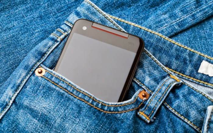 Προσοχή: Τι θα πάθετε αν βάζετε το κινητό στην τσέπη του παντελονιού
