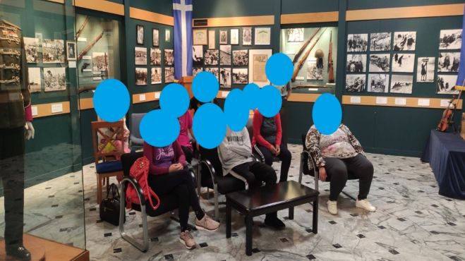 &Sigma;&tau;&omicron; &Pi;&omicron;&lambda;&epsilon;&mu;&iota;&kappa;ό &Mu;&omicron;&upsilon;&sigma;&epsilon;ί&omicron; &Tau;&rho;ί&pi;&omicron;&lambda;&eta;&sigmaf; &omicron;&iota; &Sigma;&tau;έ&gamma;&epsilon;&sigmaf; &Upsilon;&pi;&omicron;&sigma;&tau;&eta;&rho;&iota;&zeta;ό&mu;&epsilon;&nu;&eta;&sigmaf; &Delta;&iota;&alpha;&beta;ί&omega;&sigma;&eta;&sigmaf; &laquo;&Theta;έ&tau;&iota;&sigmaf;&raquo; &kappa;&alpha;&iota; &laquo;&Phi;&alpha;ί&delta;&omega;&nu;&raquo;