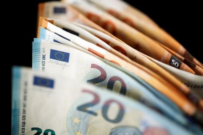 Επίδομα 800 € για τον Μάιο ζητούν δικηγόροι, γιατροί, οδοντίατροι και συμβολαιογράφοι