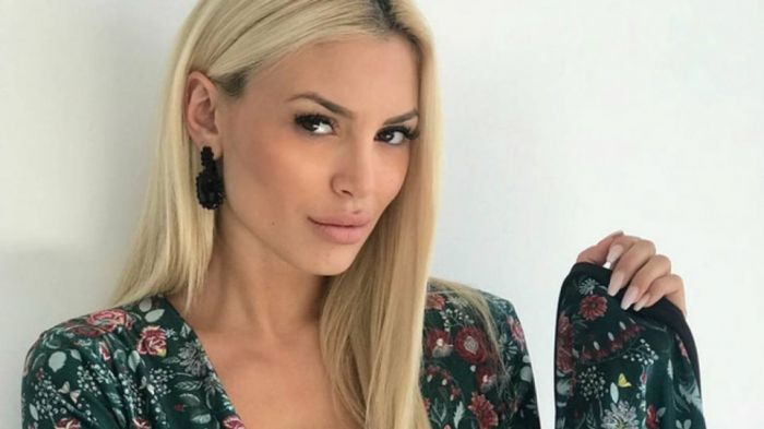 &Alpha;&lambda;&epsilon;&xi;ά&nu;&delta;&rho;&alpha; &Pi;&alpha;&nu;&alpha;&gamma;&iota;ώ&tau;&alpha;&rho;&omicron;&upsilon;: "&Delta;&epsilon; &mu;&omicron;&upsilon; &alpha;&rho;έ&sigma;&epsilon;&iota; &nu;&alpha; &mu;&iota;&lambda;ά&omega; &pi;&omicron;&lambda;ύ &gamma;&iota;&alpha; &tau;&alpha; &pi;&rho;&omicron;&sigma;&omega;&pi;&iota;&kappa;ά &mu;&omicron;&upsilon;" (vd)