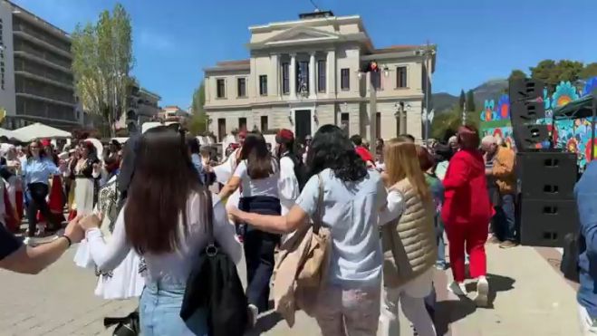Όλη η πόλη, ένα παραδοσιακό γλέντι για το Πάσχα | Χοροί, οβελίας και δημοτικά τραγούδια στην πλατεία Άρεως! (vd)