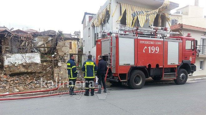 Στις φλόγες τυλίχθηκε τα ξημερώματα μισογκρεμισμένο κτίριο στην Τρίπολη (εικόνες)
