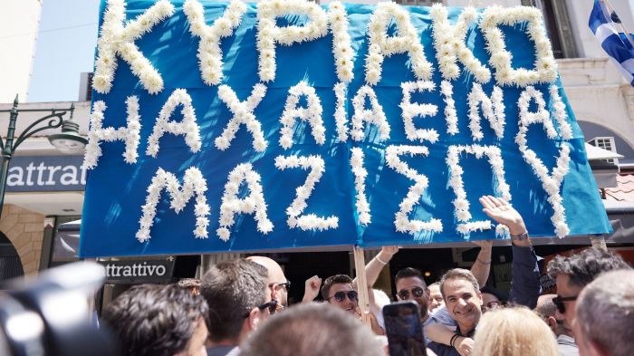 Μητσοτάκης στην Πάτρα | Τον έραναν με λουλούδια και του έστρωσαν... βάγια!