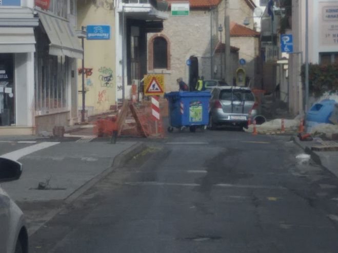 &Eta; &alpha;&iota;&chi;&mu;ή &Sigma;&mu;&upsilon;&rho;&nu;&iota;ώ&tau;&eta;: "&Alpha;&nu; &mu;&eta; &tau;&iota; ά&lambda;&lambda;&omicron; ...&pi;&rho;&omega;&tau;ό&tau;&upsilon;&pi;&omicron;!!!"
