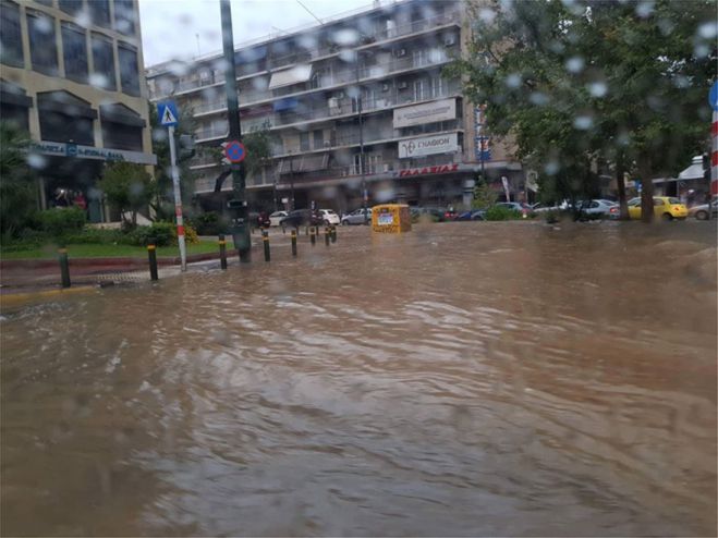 Ισχυρή καταιγίδα «χτύπησε» και πάλι την Αττική (vd)