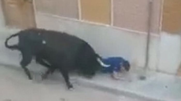 Βίντεο-σοκ | Ταύρος σκοτώνει άνδρα σε υπαίθρια «ταυροδρομία» ...