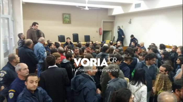 &Theta;&alpha; &pi;έ&sigma;&epsilon;&iota; &xi;ύ&lambda;&omicron; ... &Kappa;ό&sigma;&mu;&omicron;&sigmaf; έ&sigma;&pi;&alpha;&sigma;&epsilon; &tau;&omicron; &mu;&pi;&lambda;&omicron;&kappa; &tau;&eta;&sigmaf; &alpha;&sigma;&tau;&upsilon;&nu;&omicron;&mu;ί&alpha;&sigmaf; &kappa;&alpha;&iota; ό&rho;&mu;&eta;&xi;&epsilon; &sigma;&epsilon; &pi;&lambda;&epsilon;&iota;&sigma;&tau;&eta;&rho;&iota;&alpha;&sigma;&mu;ό (vd)