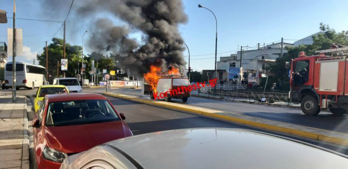 Στις φλόγες τυλίχτηκε φορτηγάκι ενώ βρισκόταν εν κινήσει στα φανάρια του Κιάτου!