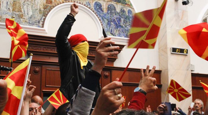 Χάος | Συνεχίζονται οι συγκρούσεις Σλάβων και Αλβανών στα Σκόπια