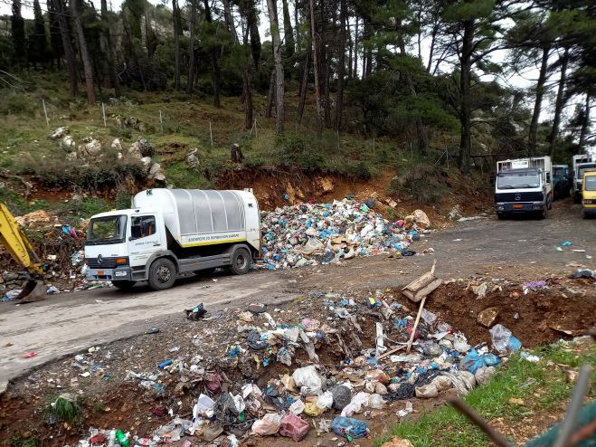 Σκουπίδια στο Γυμνάσιο Δημητσάνας | Εντολή για έλεγχο έδωσε ο Διευθυντής Δημόσιας Υγείας (vd)