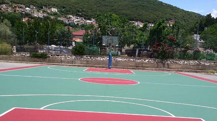 Τρόπαια Γορτυνίας | Νέος τάπητας στο γήπεδο μπάσκετ (εικόνες)