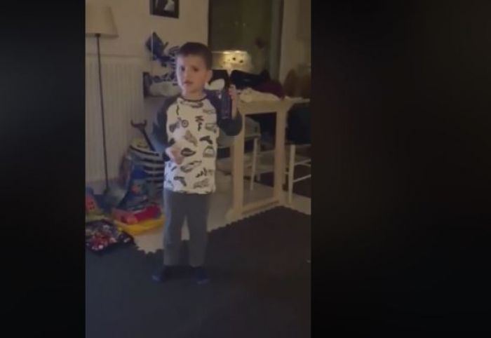 Viral | Απίθανος μικρός αναπαριστά τον "Σπύρο Παπαδόπουλο" στη γνωστή διαφήμιση για τον κορωνοϊό! (vd)