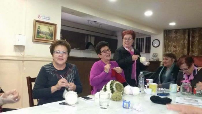 Γιαγιάδες από την Τρίπολη έπλεξαν σκουφιά και γάντια για τους πρόσφυγες! (εικόνες)