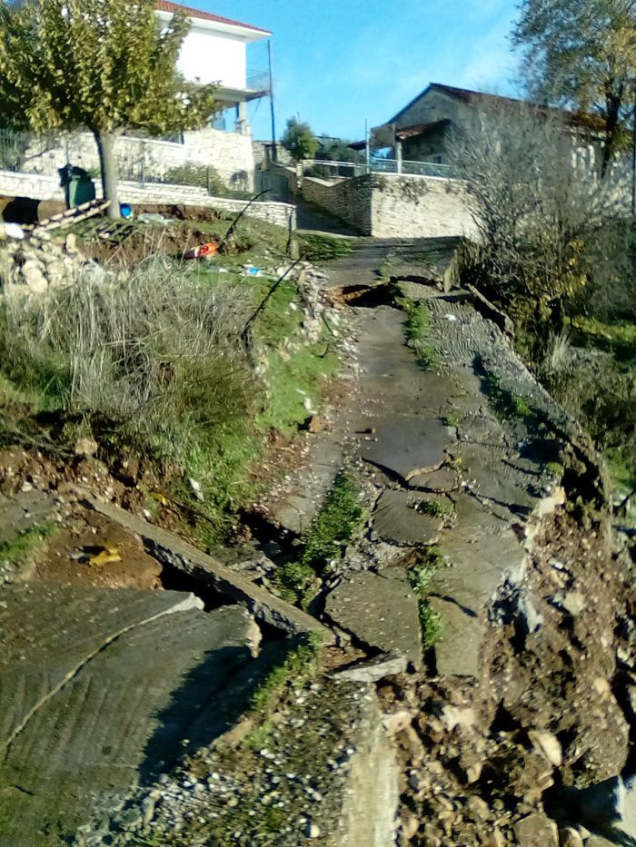 Διαλύθηκε δρόμος από την κακοκαιρία στο Καρδαρίτσι Γορτυνίας (εικόνες)