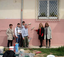 Μαθητές και καθηγητές πήραν την πρωτοβουλία και
έβαψαν το 3ο Γυμνάσιο της Τρίπολης! (vd + ph)