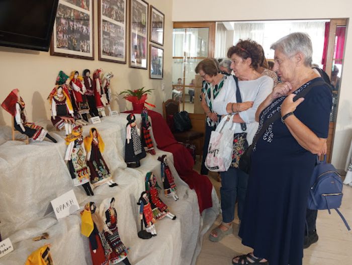 Τα μέλη του ΚΑΠΗ Δήμου Τρίπολης επισκέφθηκαν την έκθεση με χειροποίητες κούκλες σε παραδοσιακές φορεσιές