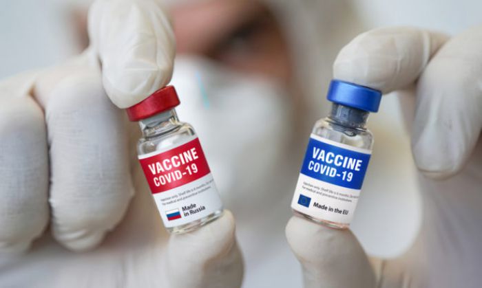 Pfizer και Moderna: Τα εμβόλια COVID-19 εξασθενούν όσο περνάει ο χρόνος