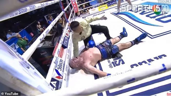 &Alpha;&theta;&lambda;&eta;&tau;ή&sigmaf; &theta;&rho;ύ&lambda;&omicron;&sigmaf; &tau;&omicron;&upsilon; &mu;&omicron;&upsilon;ά&iota;-&tau;ά&iota; &pi;έ&theta;&alpha;&nu;&epsilon; &mu;&epsilon;&tau;ά &alpha;&pi;ό &gamma;&rho;&omicron;&theta;&iota;ά &mu;έ&sigma;&alpha; &sigma;&tau;&omicron; &rho;&iota;&nu;&gamma;&kappa; ... (vd)