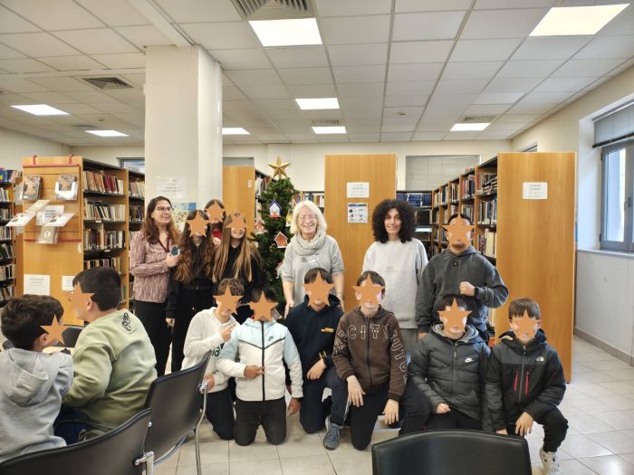 Το «Δέντρο των Ευχών» φωτίζει φέτος τα Χριστούγεννα τη Δημόσια Κεντρική Βιβλιοθήκη Τρίπολης (εικόνες)