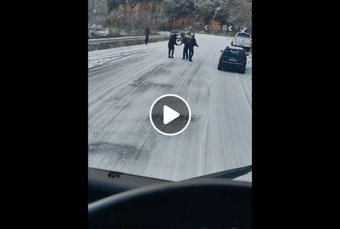 &quot;Τρίπολης - Πύργου&quot; - Γορτυνία | Viral το βίντεο με τον παγωμένο δρόμο και τον κόσμο να ρίχνει αλάτι με τα χέρια! (vd)